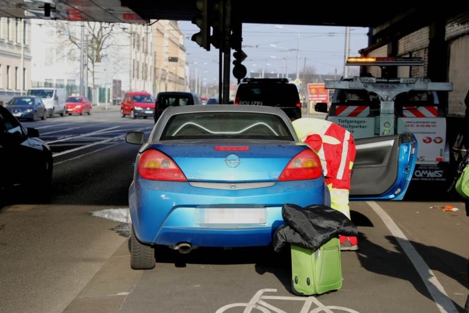 Der Opel-Fahrer knallte gegen eine Ampel.