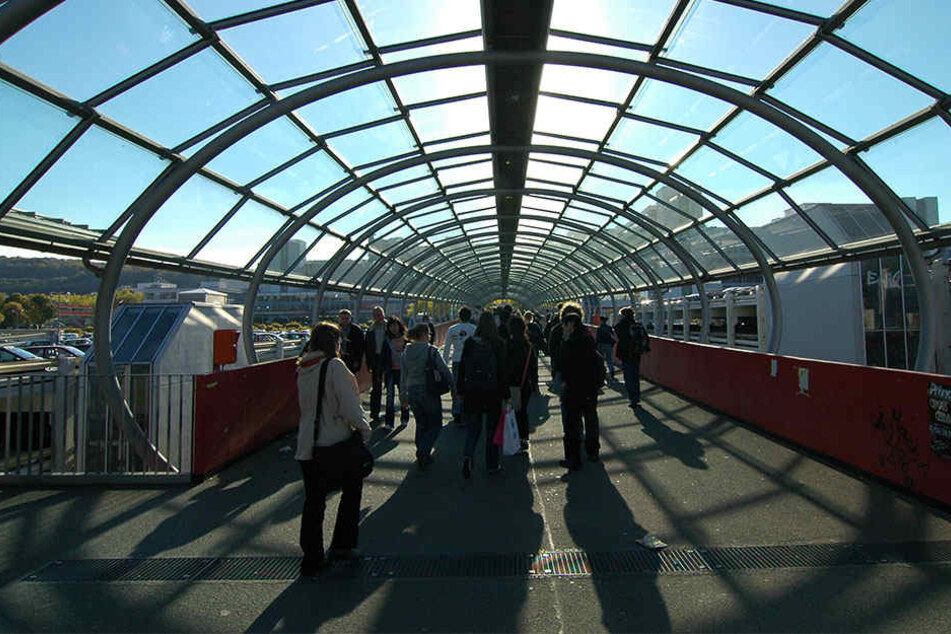 Über diese Brücke gelangen die Studenten von den Parkhäusern in die Universität.