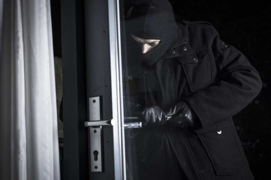 Der Einbrecher gelangte über den Balkon in die Erdgeschoss-Wohnung... (Symbolbild)