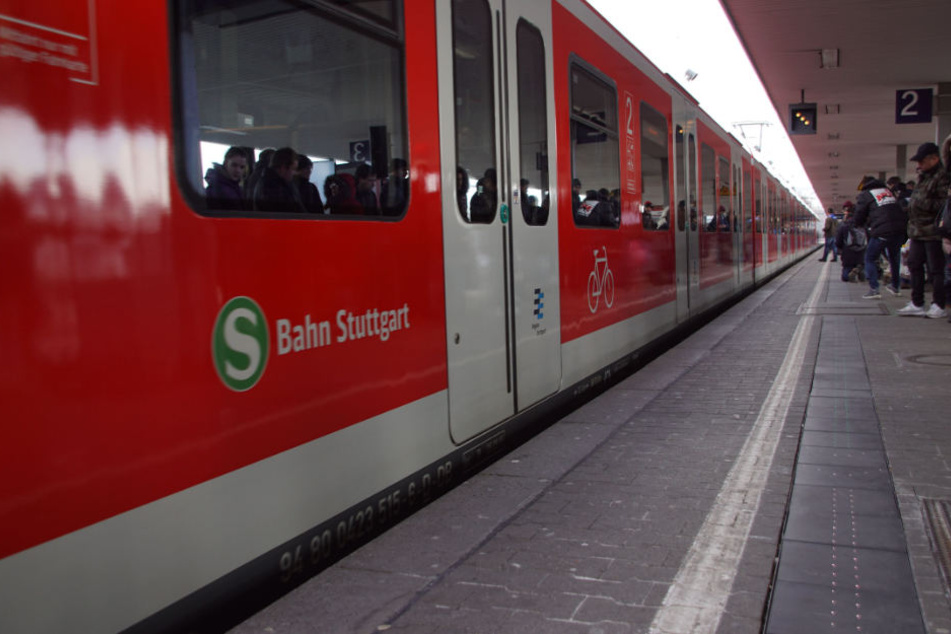 Gut zu sehen: der Presserummel am Montag im Bahnhof Cannstatt. Weniger gut erkennbar: die Lichter am Boden.