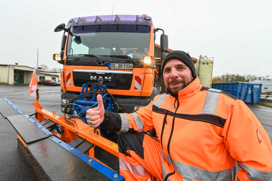 Bereit für den Einsatz auf verschneiten Fahrbahnen: Straßenbau-Facharbeiter Thomas Saupe (43) vor einem Räumfahrzeug.