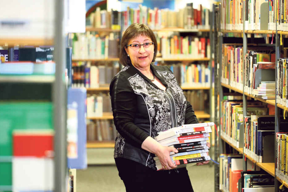 Petra Scharnagel (58) nimmt in der Hauptbibliothek schon mal die Bücher in
die Hand. Am Montag starten Umzugsexperten mit dem Transport in den Kulti.