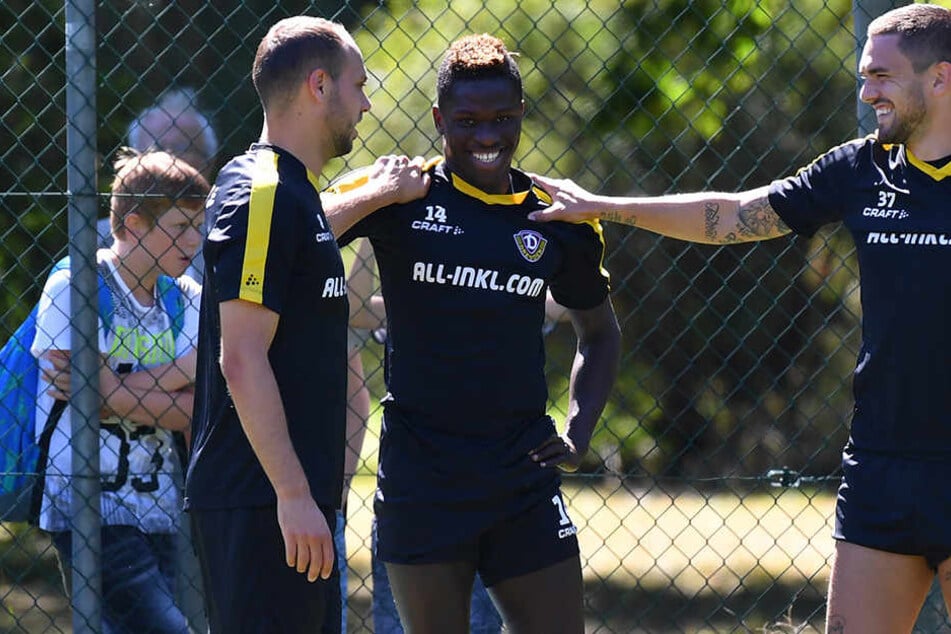 Pascal Testroet (r.) geht in seine vierte Dynamo-Saison, er gehört mit zu den erfahrensten Spielern im Kader. Rico Benatelli (v.l.) und Moussa Koné kommen zusammen gerademal auf 17 Monate in Dresden.