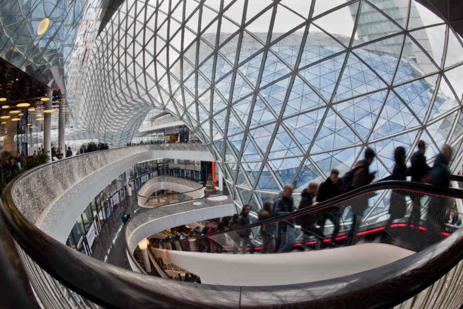 Die Passage "My Zeil" in Frankfurt am Main ist wichtiger Bestandteil der Einkaufsstraße und zieht viele Besucher tagtäglich an.