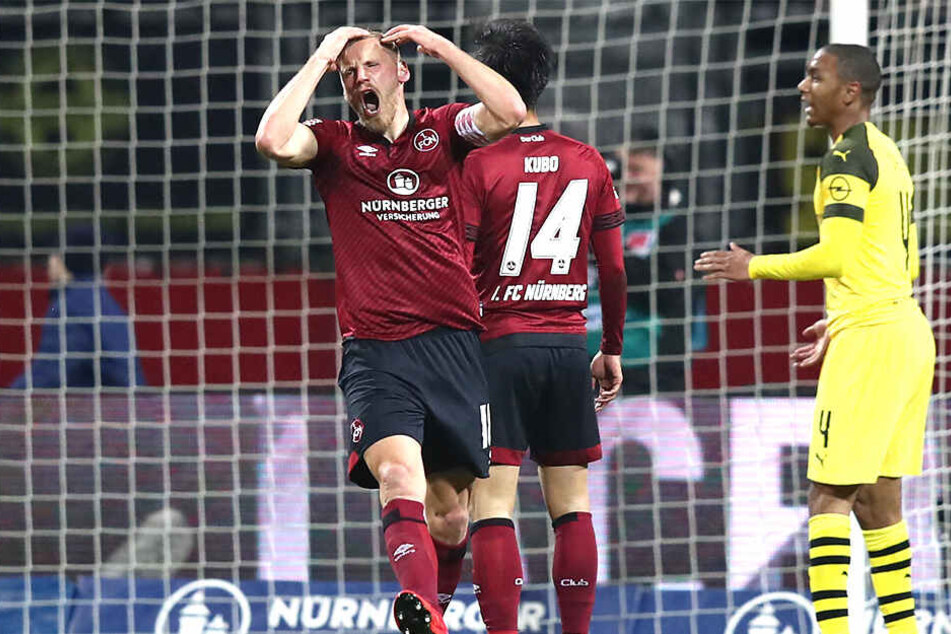 Hanno Behrens entsetzt über eine vergebene FCN-Chance. Dortmund Abdou Diallo (rechts) scheint um Verständnis zu bitten.