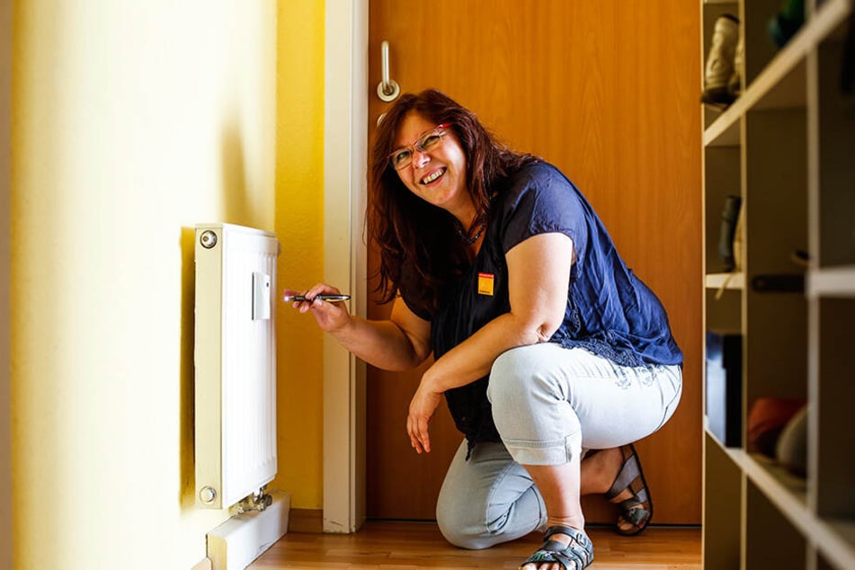 Ulrike Körber (51), Energieberaterin für die Verbraucherzentrale Sachsen, macht beim Energie-Check einen Rundgang durch die Wohnung, um auch wirklich jede Schwachstelle zu finden. Im Mittelpunkt steht unter anderem die Heizung.