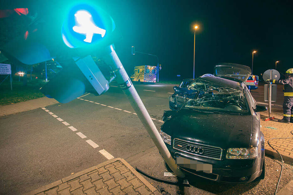 Der Audi krachte gegen eine Ampel.