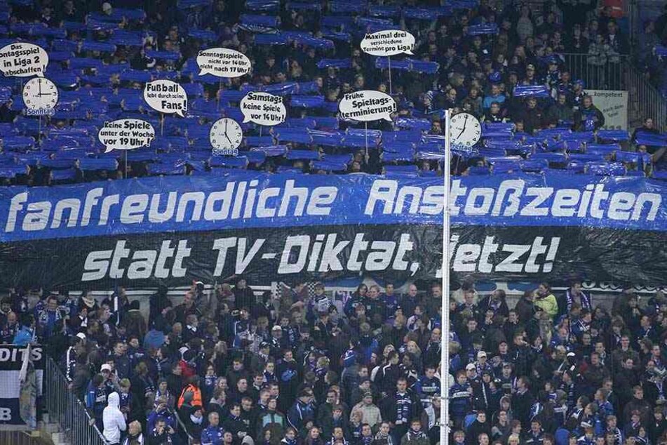 Seit Jahren protestieren die Fans von Zweitligisten, wie hier Arminia Bielefeld, gegen die Montagsspiele und haben nun endlich Erfolg damit.