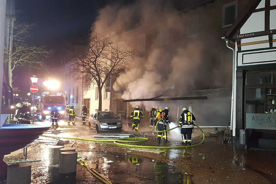 Feuerwehrleute löschen den Brand in Westerkappeln.