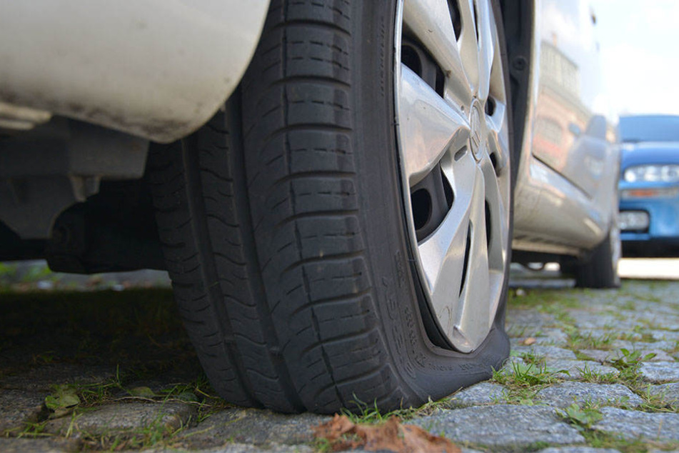 Ein Chemnitzer soll an der Bierbrücke alle vier Reifen an diesem Citroen zerstochen haben.