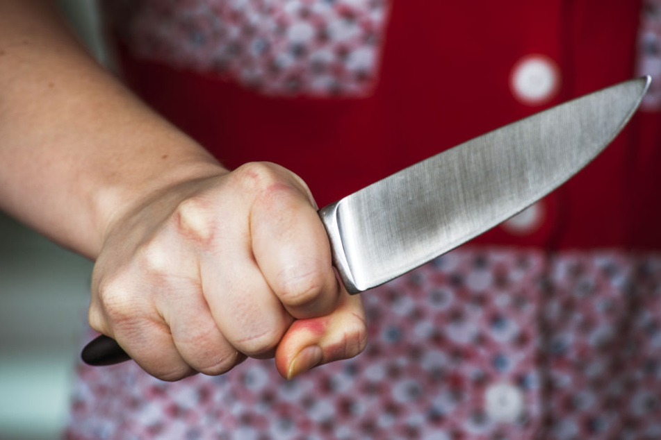 Infolge eines Streits soll die Frau (45) ihren Lebensgefährten (31) mit einem Messer attackiert haben (Symbolbild).
