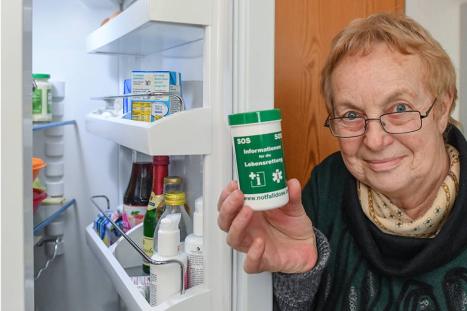 Rentnerin Doris Voll (64) mit der unscheinbaren Dose, die Leben retten kann.