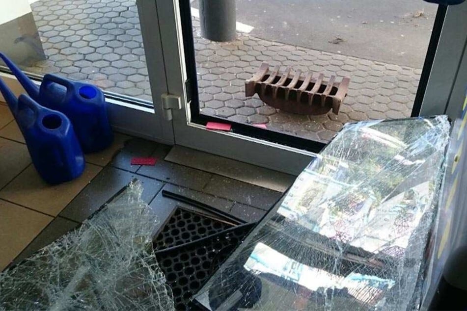 Mit dem Gullydeckel zertrümmerten die Einbrecher die Glasscheibe der Eingangstür, bevor sie sie aus dem Türrahmen heraustraten.