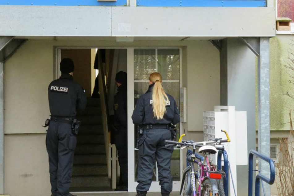 Polizisten stehen am Dienstag vor dem Wohnhaus des Syrers. Am Mittwoch wurde der Verdächtige wieder freigelassen.
