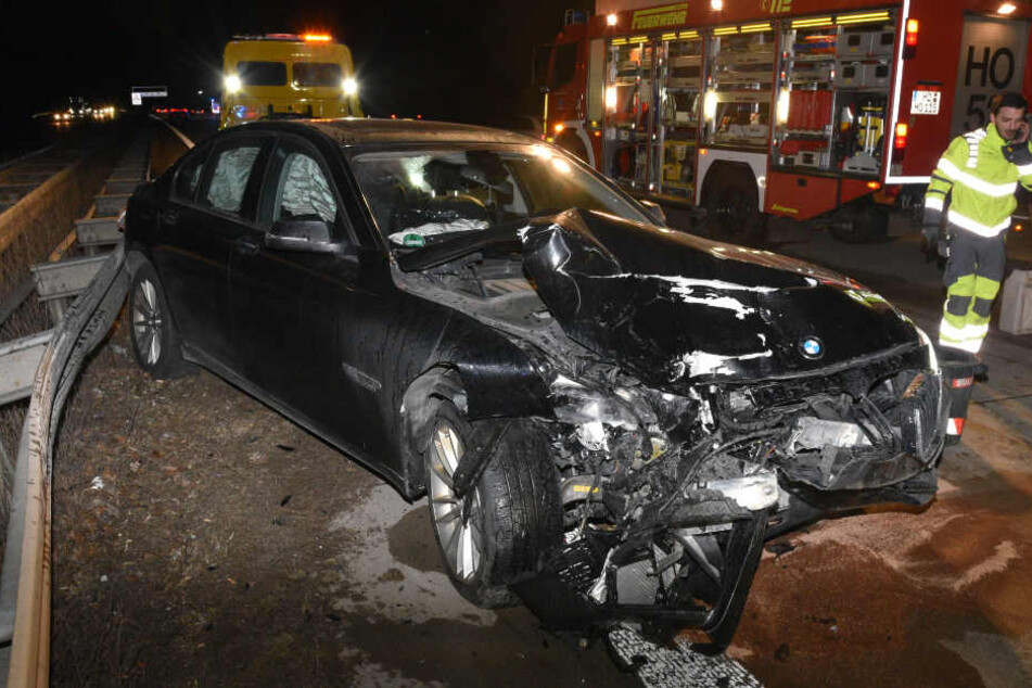Das Wrack des BMW blieb auf der linken Spur liegen.