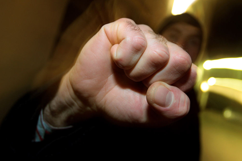 Die junge Frau wurde von zwei Männern brutal ausgeraubt, doch ging erst Tage später zur Polizei (Symbolbild).