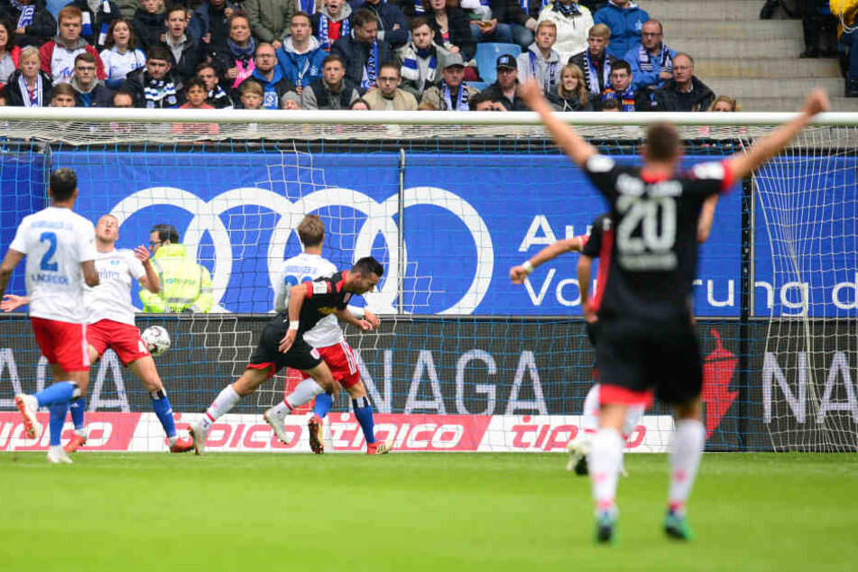 Jubel auf Seiten der Regensburger: Adamyan trifft zum 1:0.