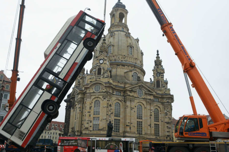 Der erste Bus wird von einem Autokran aufgerichtet.