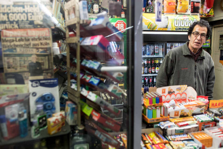 Modjtaba Zare-Hamedani (63) betreibt einen Kiosk in der Nähe des Kölner Doms und hat Ärger mit Wildpinklern.