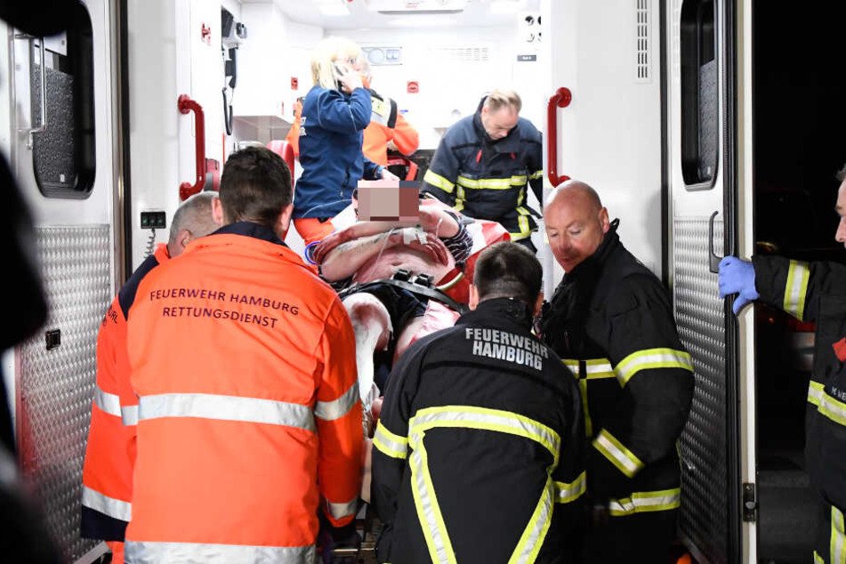 Einer der Verletzten wurde in ein Krankenwagen transportiert.