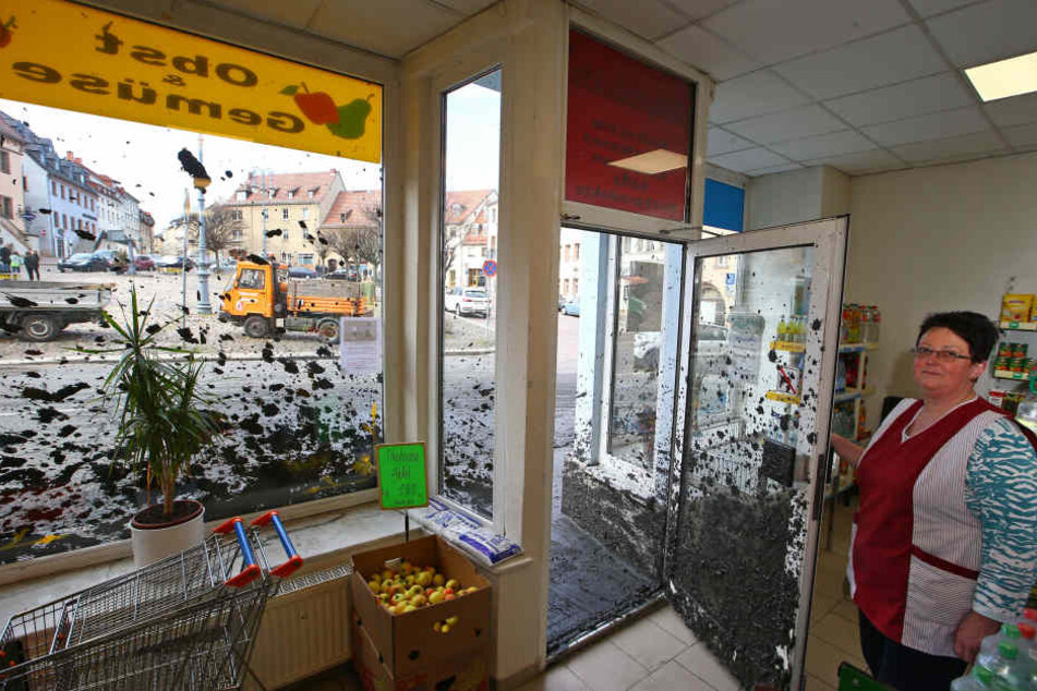 Der Laden von Steffi Gloßmann ist vollkommen mit Schlamm bespritzt.