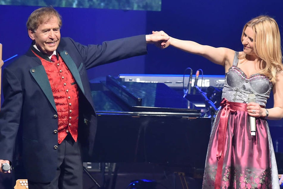 Eberhard Hertel mit seiner Tochter Stefanie auf der Bühne.
