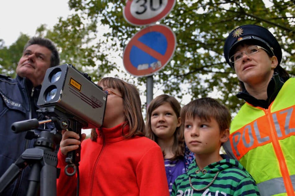 Grundschüler messen gemeinsam mit der Polizei die Geschwindigkeiten. (Archivbild)