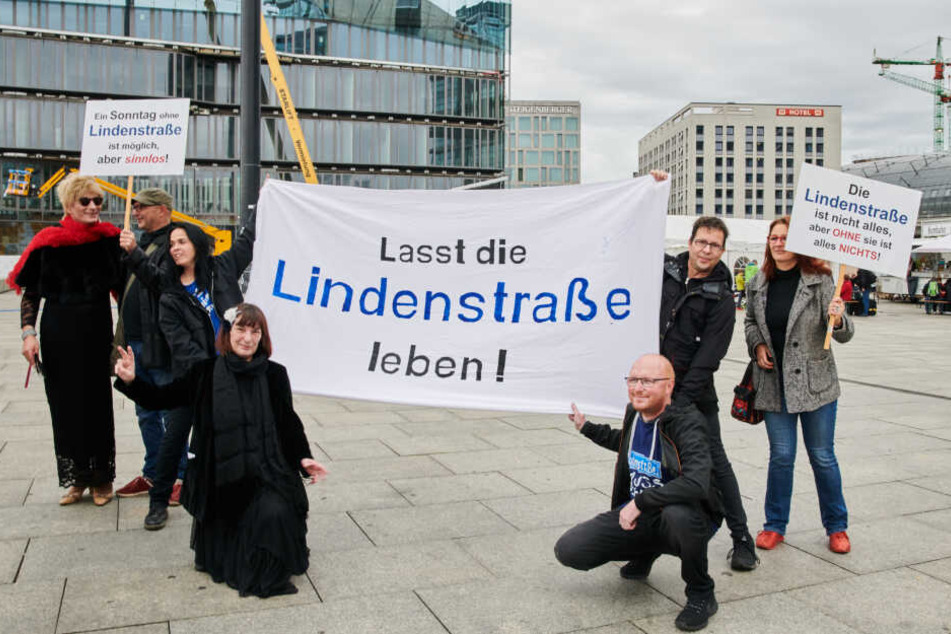 Fans demonstrieren in Berlin gegen die Absetzung der "Lindenstraße".