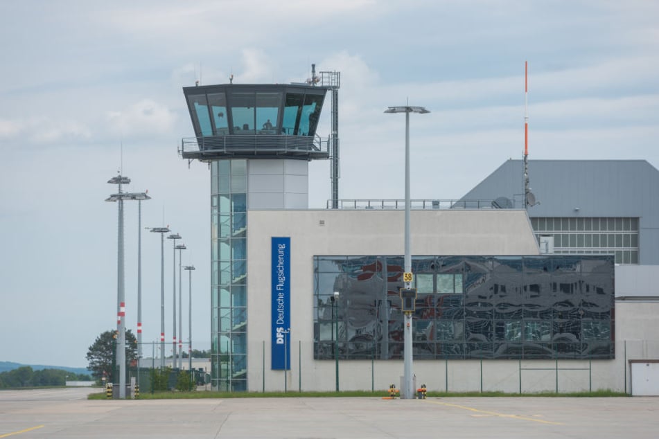 Noch ist der Tower des Dresdner Flughafens besetzt. Ab 2020 sollen auch hier Video- und Infrarotkameras die Fluglotsen vor Ort ersetzen.