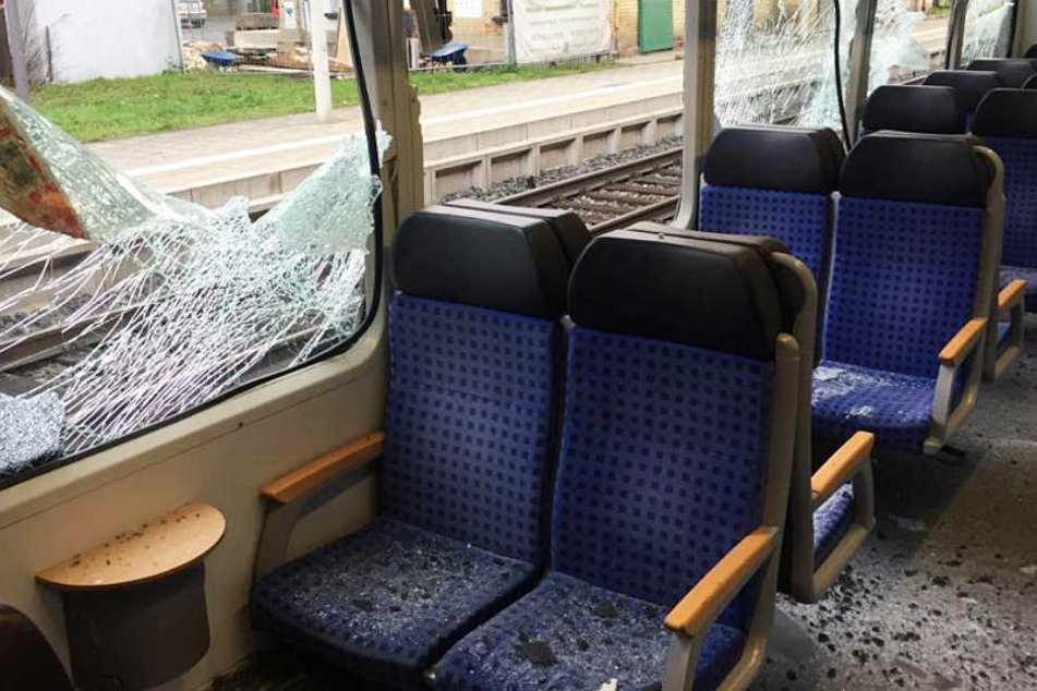 Plötzlich gingen diverse Scheiben des Wagons zu Bruch.