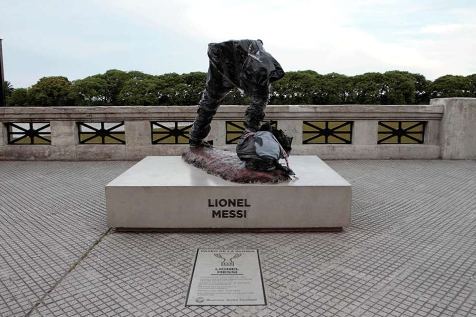 Nur die Beine der Figur von Fußballer Lionel Messi stehen auf dem Sockel seines Denkmals.