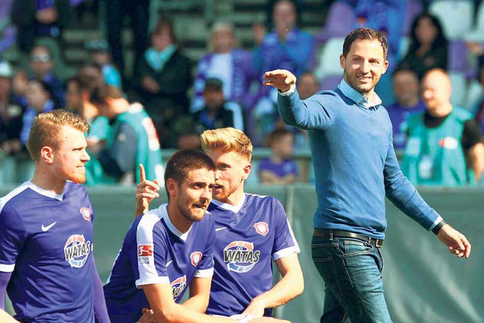 Nach der Partie gegen Hannover würde Domenico Tedesco (r.) gern wieder auf sein Team
zeigen und es feiern lassen.