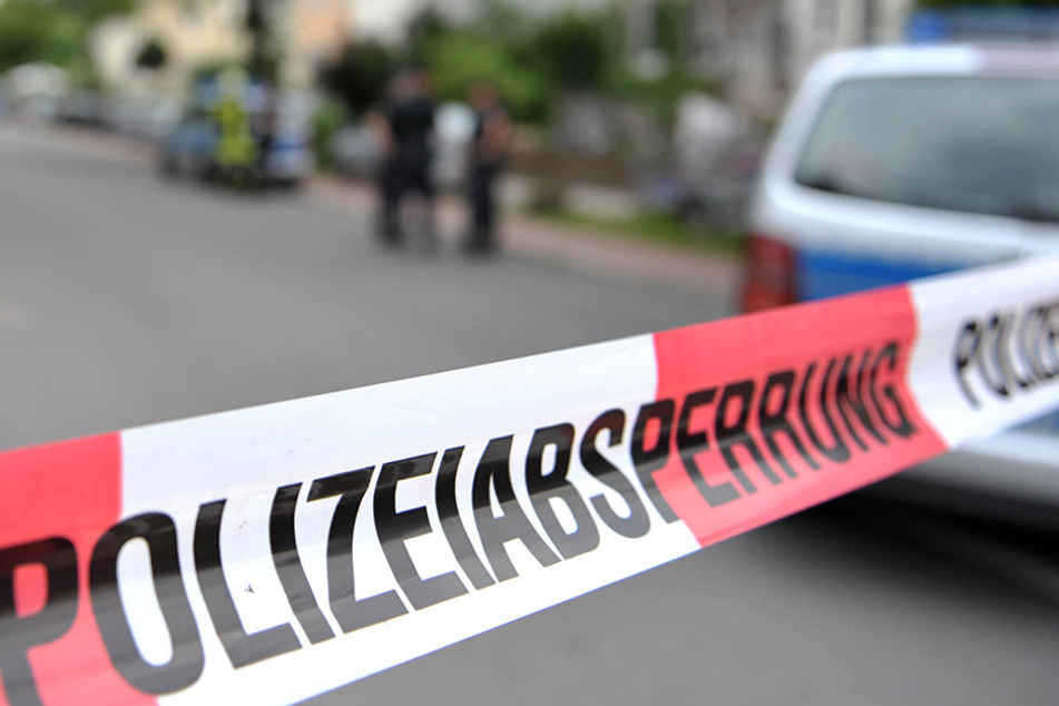 Nach dem Messerangriff verschwand der 26-Jährige vom Tatort. Die Polizei nahm ihn später in seiner Wohnung fest. (Symbolbild)