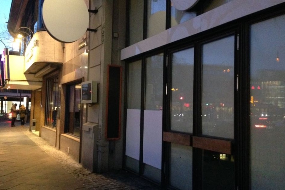 Die Einschusslöcher (rechts) am Lokal sind am Montagabend bedeckt.