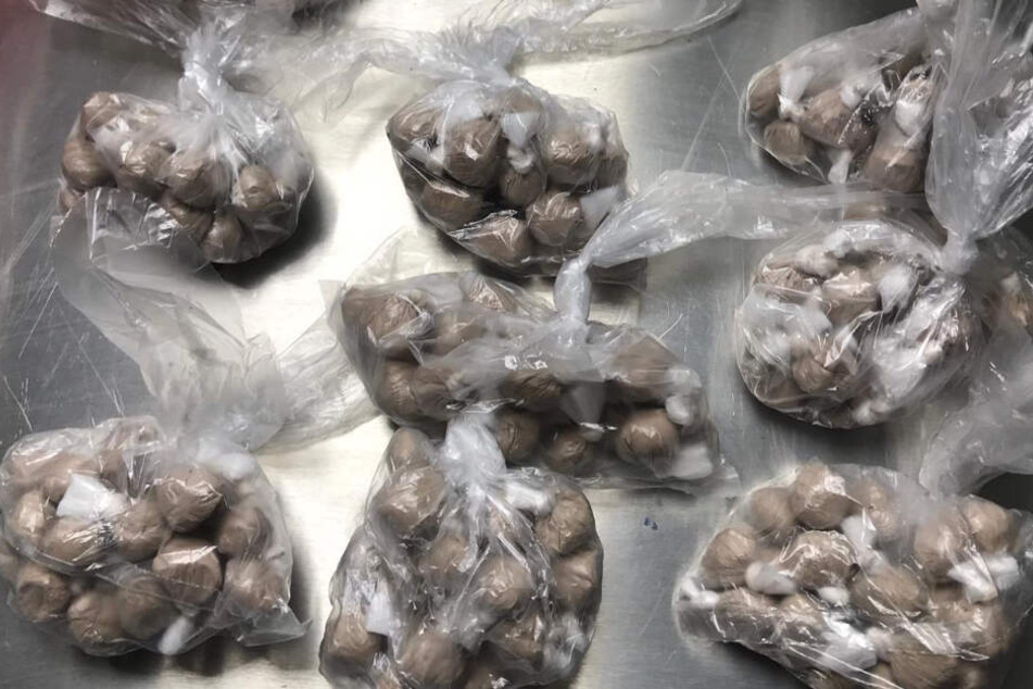 Was aussieht wie würfelförmigen Kot ist in Wirklichkeit Heroin.