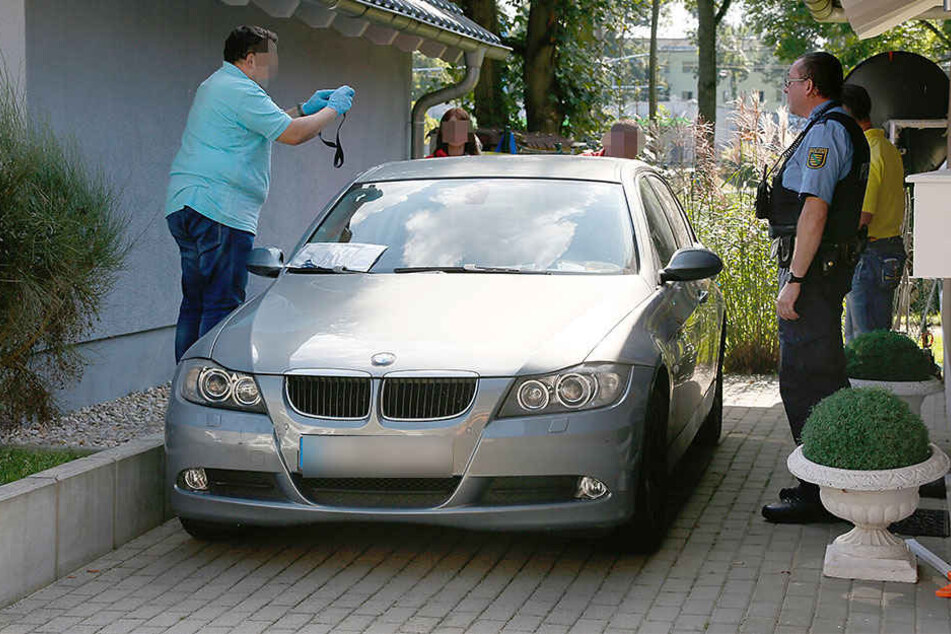 Experten reinigten den BMW von der Säure und untersuchten die Substanz.