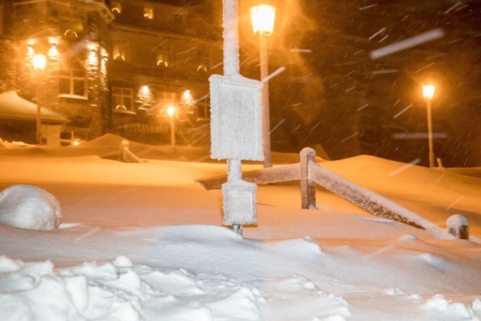 Das Fichtelbergplateau versinkt im Neuschnee.