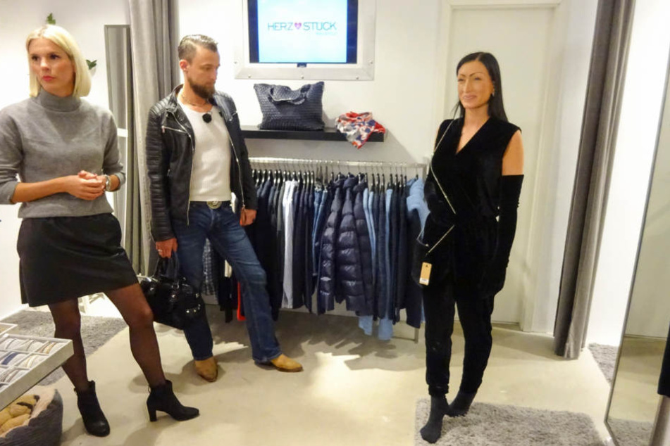 Gefällt Shoppingbegleitung Markus das Outfit von Maria (r.)?