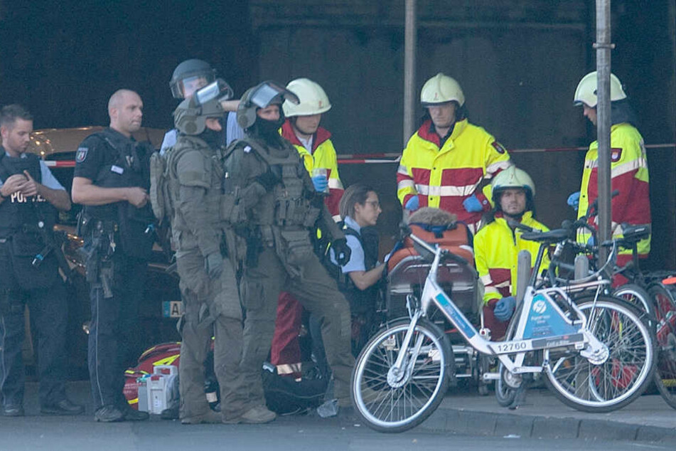 Nach dramatischen Stunden am Kölner Hauptbahnhof schließen die Ermittler nicht aus, dass es ein versuchter Terroranschlag war. Ein Opfer musste nach dem Einsatz medizinisch versorgt werden.