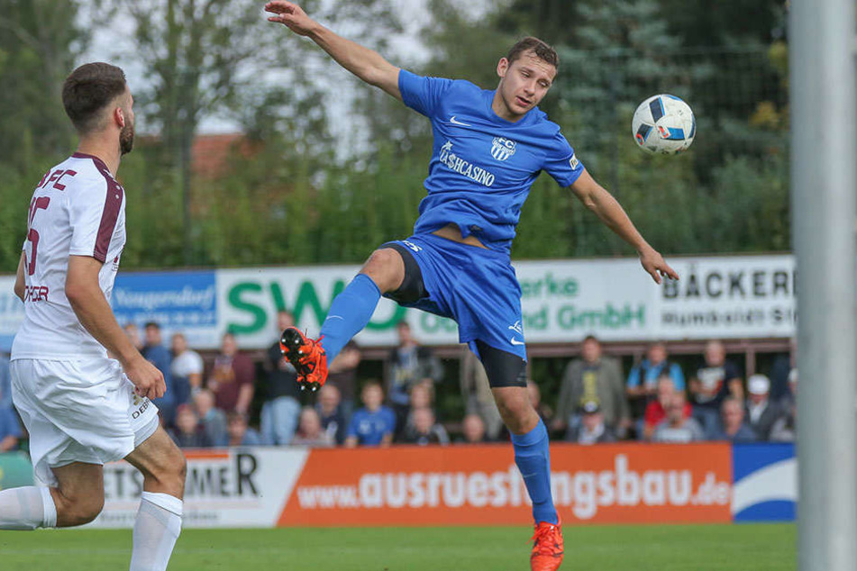 Hier sieht es ganz so aus, als ob Robert Koch (r.) den Abflug aus Neugersdorf machen würde. In dieser Szene aus dem Regionalliga-Spiel des FC Oberlausitz gegen den BFC köpft er kreuzgefährlich aufs Berliner Tor.