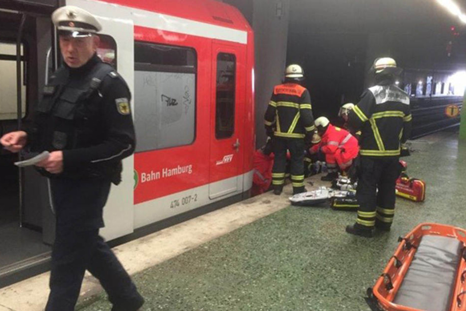 Rettungskräfte versuchten noch, dem Mann zu helfen. Doch er starb an seinen Verletzungen am Unfallort.