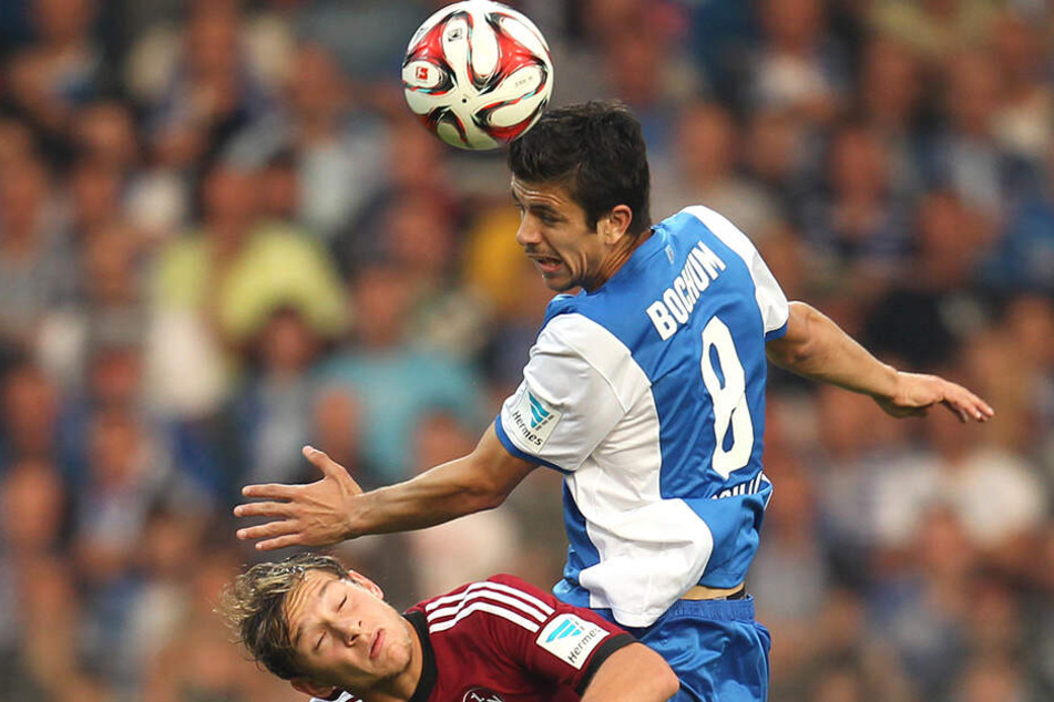 Zwei ehemalige Dresdner: Robert Koch (unten) verliert das Kopfballduell gegen Anthony Losilla.