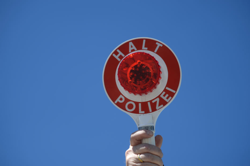 Der Autofahrer raste davon, als ihn die Polizisten kontrollieren wollten. (Symbolbild)