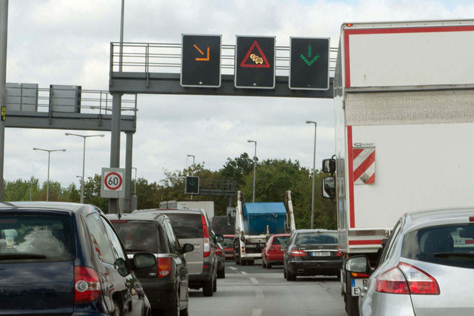 Dicht an dicht stehen in Berlin Fahrzeuge kurz vor der Rudolf-Wissell-Brücke.