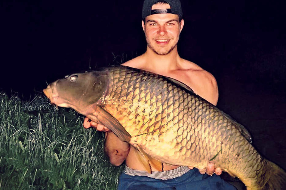 Petri Heil! Angler Johannes Wendt (27) zog diesen gewaltigen Schuppenkarpfen aus der Dresdner Elbe.