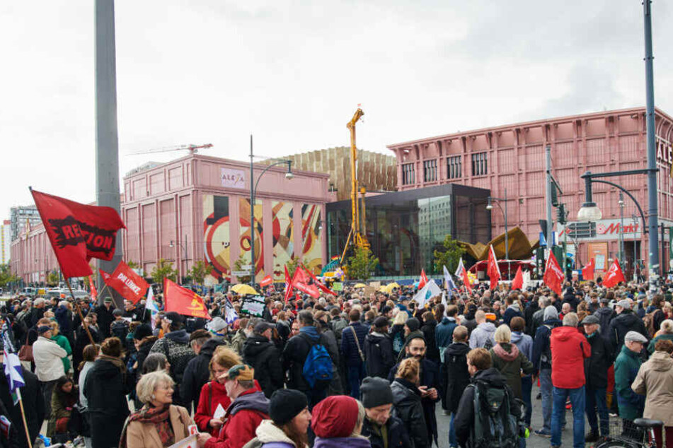 Demonstranten gehen gegen die steigende Mieten auf die Straße.
