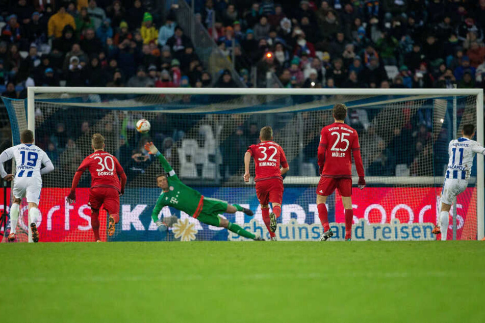 Die Initialzündung: Dimitrij Nazarov (r.) haut im Freundschaftsspiel des KSC Bayerns Keeper Manuel Neuer einen Elfmeterball in die Maschen.