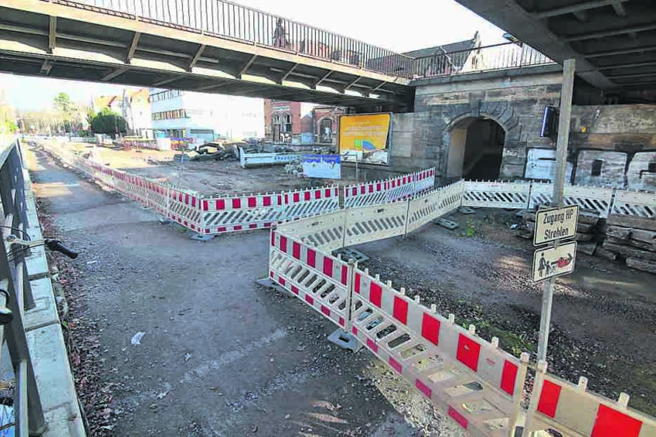 Die Baustelle an der Oskarstraße kostet knapp eine Million Euro, obwohl nicht gearbeitet wird.