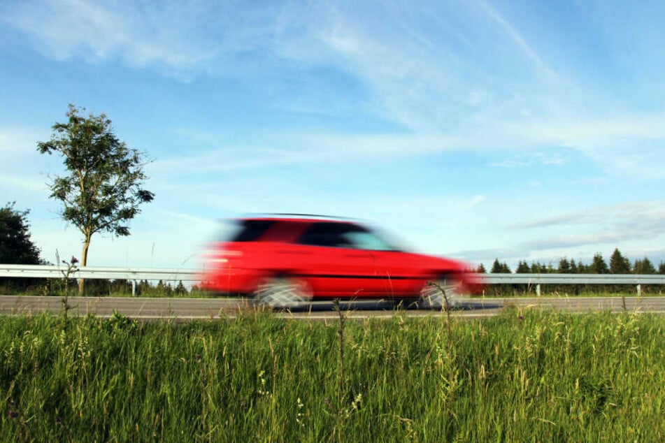 Dass der Pkw-Fahrer angeblich zu schnell an seinem Grundstück vorbeifuhr, hat einen Anwohner ordentlich auf die Palme getrieben. (Symbolbild)