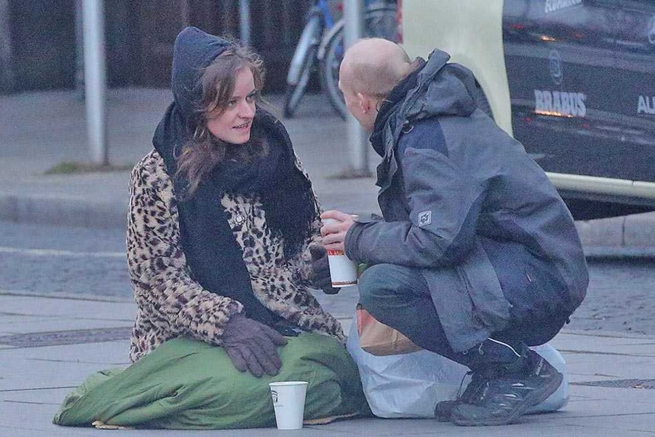 Vor dem Neustädter Bahnhof: Dieser junge Mann hatte nicht nur ein paar Euro übrig, sondern zeigt auch Anteilnahme.